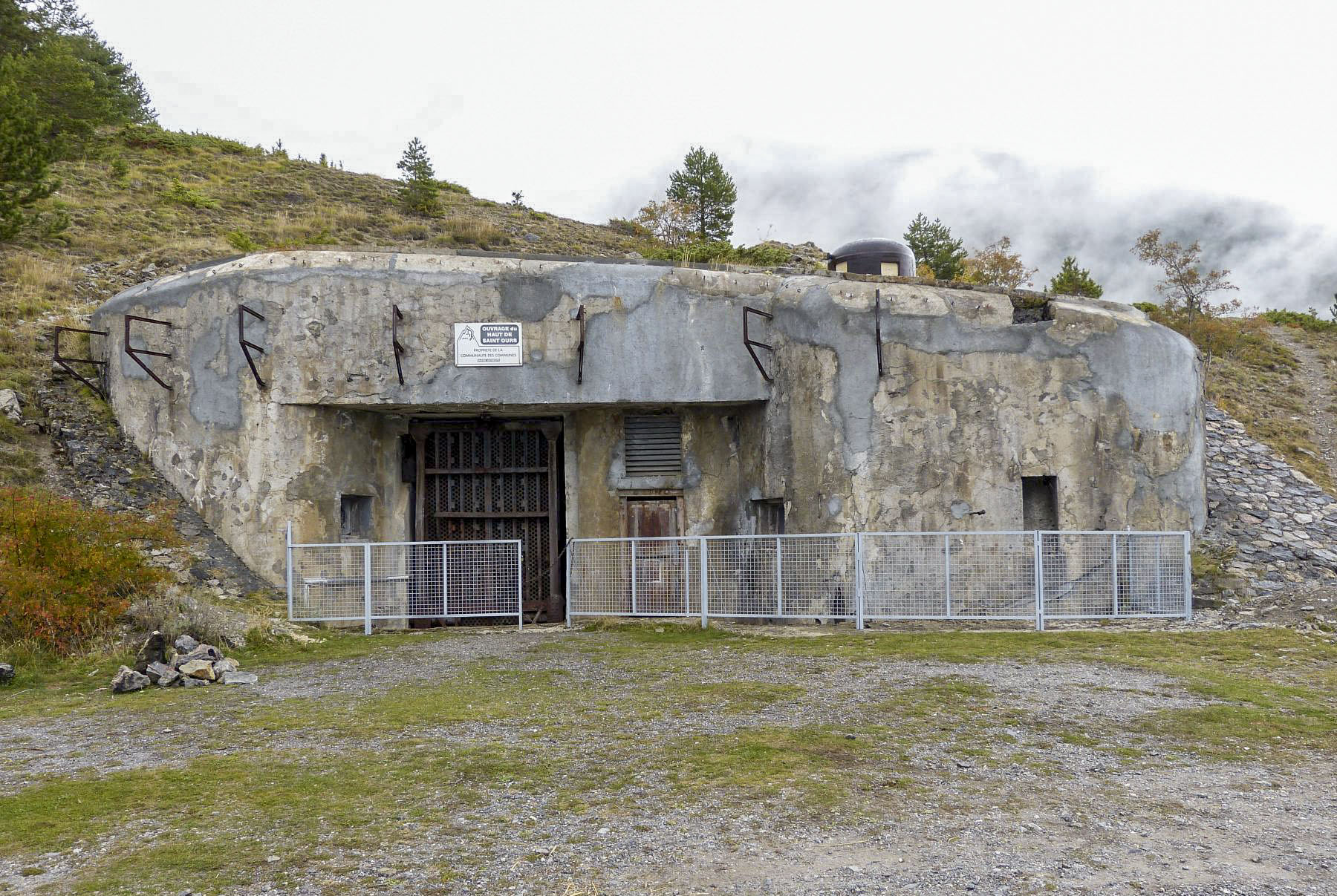 Ligne Maginot - SAINT OURS HAUT (SOH) - (Ouvrage d'artillerie) - Bloc 1
L'entrée de l'ouvrage
Vue de la façade avec les travaux de maçonnerie - septembre 2021 - en attente des travaux de dérouillage et peinture des parties métalliques. - LANDE Jehan