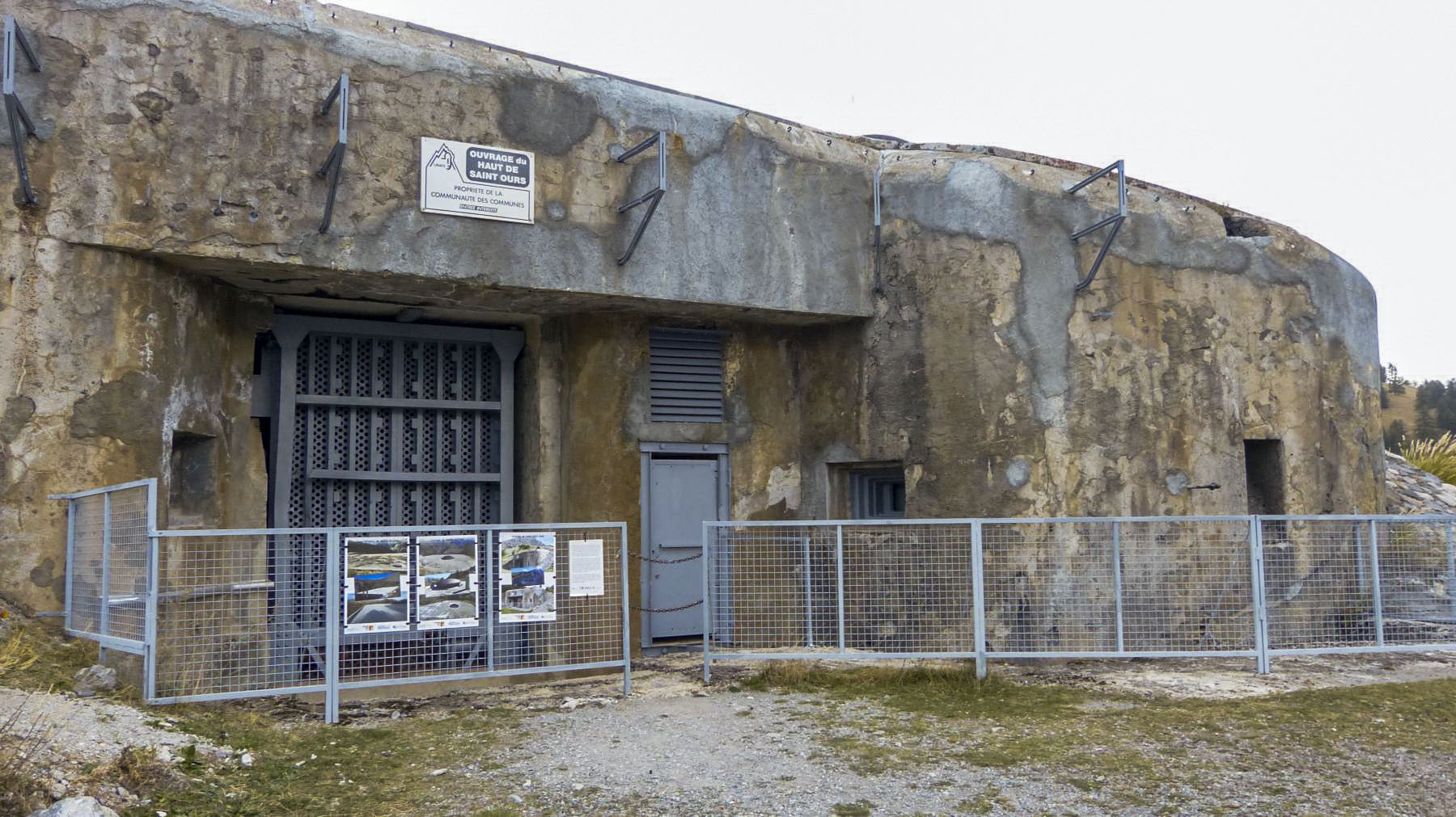 Ligne Maginot - SAINT OURS HAUT (SOH) - (Ouvrage d'artillerie) - Bloc 1
Travaux de remise en état après interventions pour l'étanchéité de la façade (septembre 2021) et remise en état par dérouillage et peinture des parties métalliques extérieures - LANDE Jehan