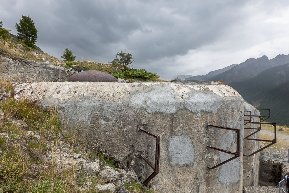 Ligne Maginot - SAINT OURS HAUT (SOH) - (Ouvrage d'artillerie) - Bloc 1
Noter la cloche LG et les supports d'antenne - Michel Teiten