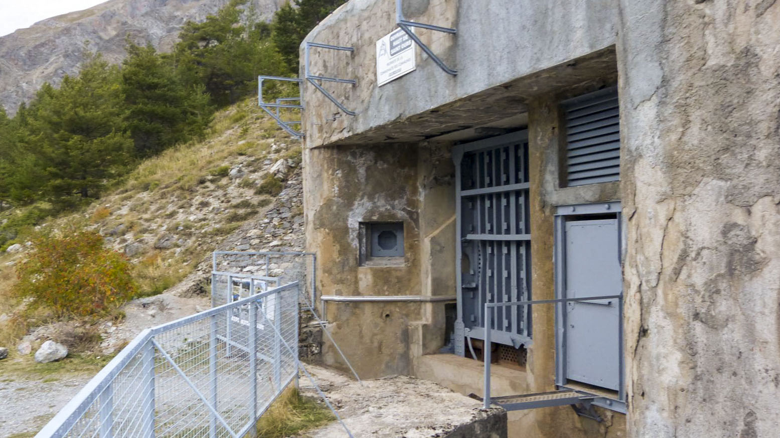 Ligne Maginot - SAINT OURS HAUT (SOH) - (Ouvrage d'artillerie) - Bloc 1
Détails du pont levis, de l'entrée des hommes, de la grille de ventilation, de la passerelle, après travaux de dérouillage et de peinture - LANDE Jehan