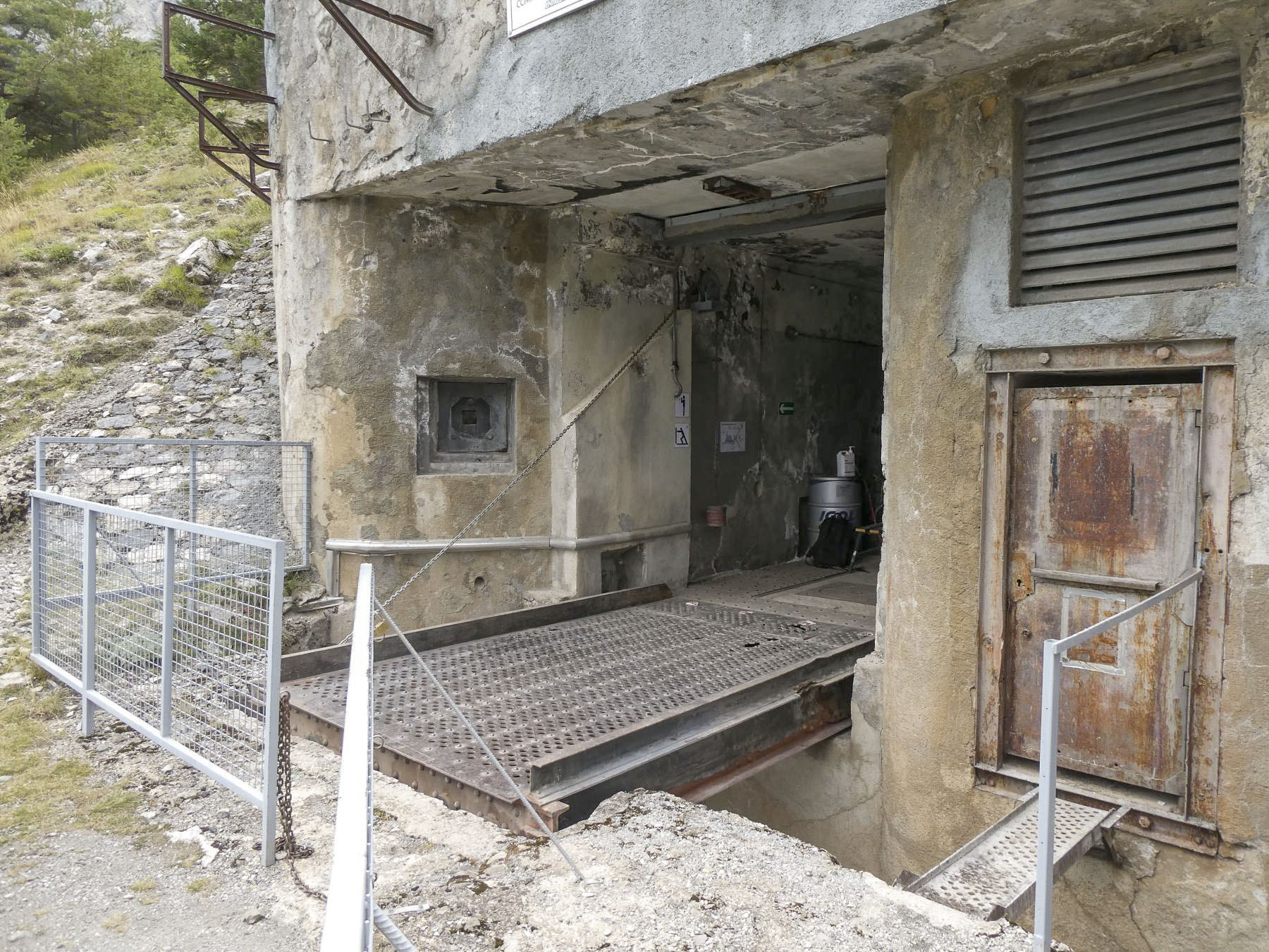 Ligne Maginot - SAINT OURS HAUT (SOH) - (Ouvrage d'artillerie) - Bloc 1
Les deux entrées et leurs passerelles abaissées au dessus du fossé diamant - Daniel ELLENA - Philippe CUNY