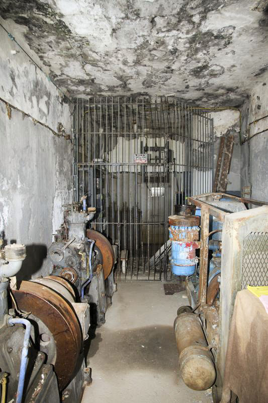 Ligne Maginot - SAINT OURS HAUT (SOH) - (Ouvrage d'artillerie) - Hall de déchargement.
Au fond, la cellule HT. Devant, deux moteurs SMIM récupérés dans les abris de FONTVIVE et de SAINT OURS - JOLAS, Jean-Michel