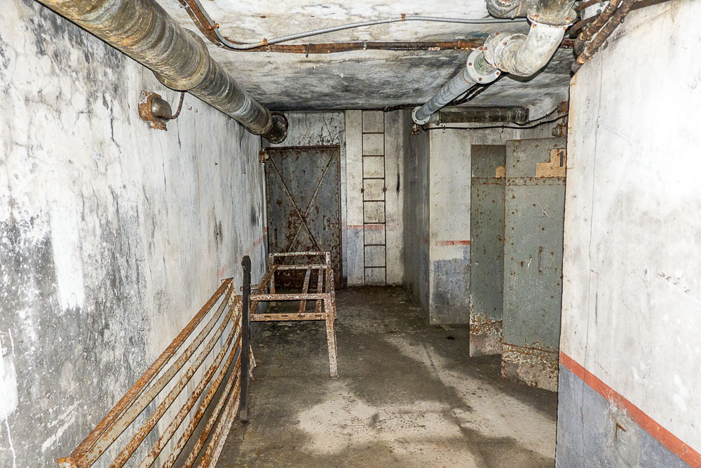 Ligne Maginot - SAINT OURS HAUT (SOH) - (Ouvrage d'artillerie) - Bloc 1
Etage inférieur. 
Au fond l'échelle menant à l'étage supérieur. A droite les portes des locaux de stockage des charges et fusées. - Michel Teiten
