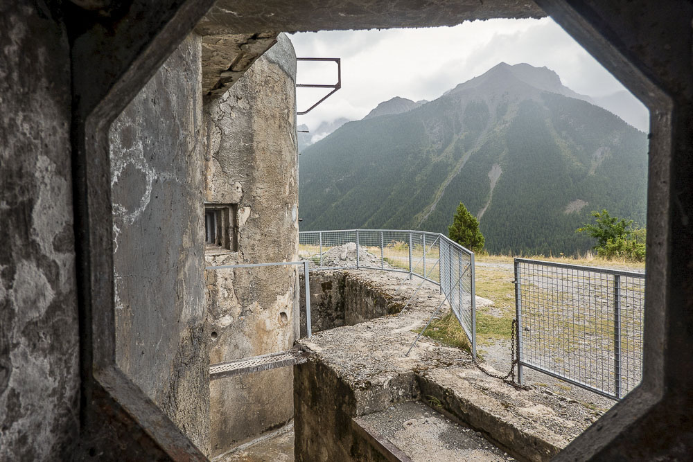 Ligne Maginot - SAINT OURS HAUT (SOH) - (Ouvrage d'artillerie) - Bloc 1
Le fossé diamant et l'entrée vue à travers le créneau FM de défense rapprochée - Michel Teiten