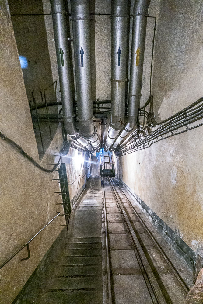 Ligne Maginot - SAINT OURS HAUT (SOH) - (Ouvrage d'artillerie) - Bloc 1
Plan incliné descendant.
Sur la gauche on voir l'échelle qui mène au créneau de défense de l'entrée - Michel Teiten