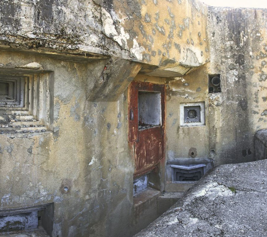 Ligne Maginot - SAINT OURS HAUT (SOH) - (Ouvrage d'artillerie) - Bloc 2
Vue panoramique de la façade, permettant de voir l'ensemble des créneaux - JOLAS, Jean-Michel