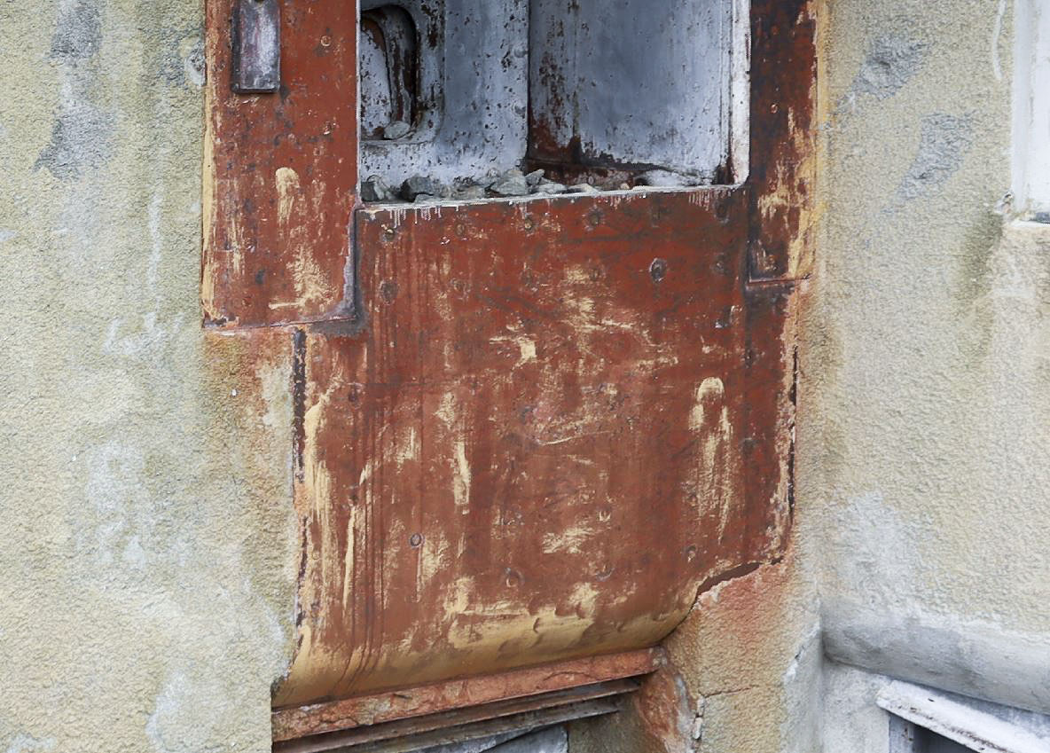 Ligne Maginot - SAINT OURS HAUT (SOH) - (Ouvrage d'artillerie) - Bloc 2
Gros plan sur la tôle recourbée boulonnée à la trémie de 75mm, pour renforcer le massif bétonné entre créneau de 75 et de 81mm - JOLAS, Jean-Michel