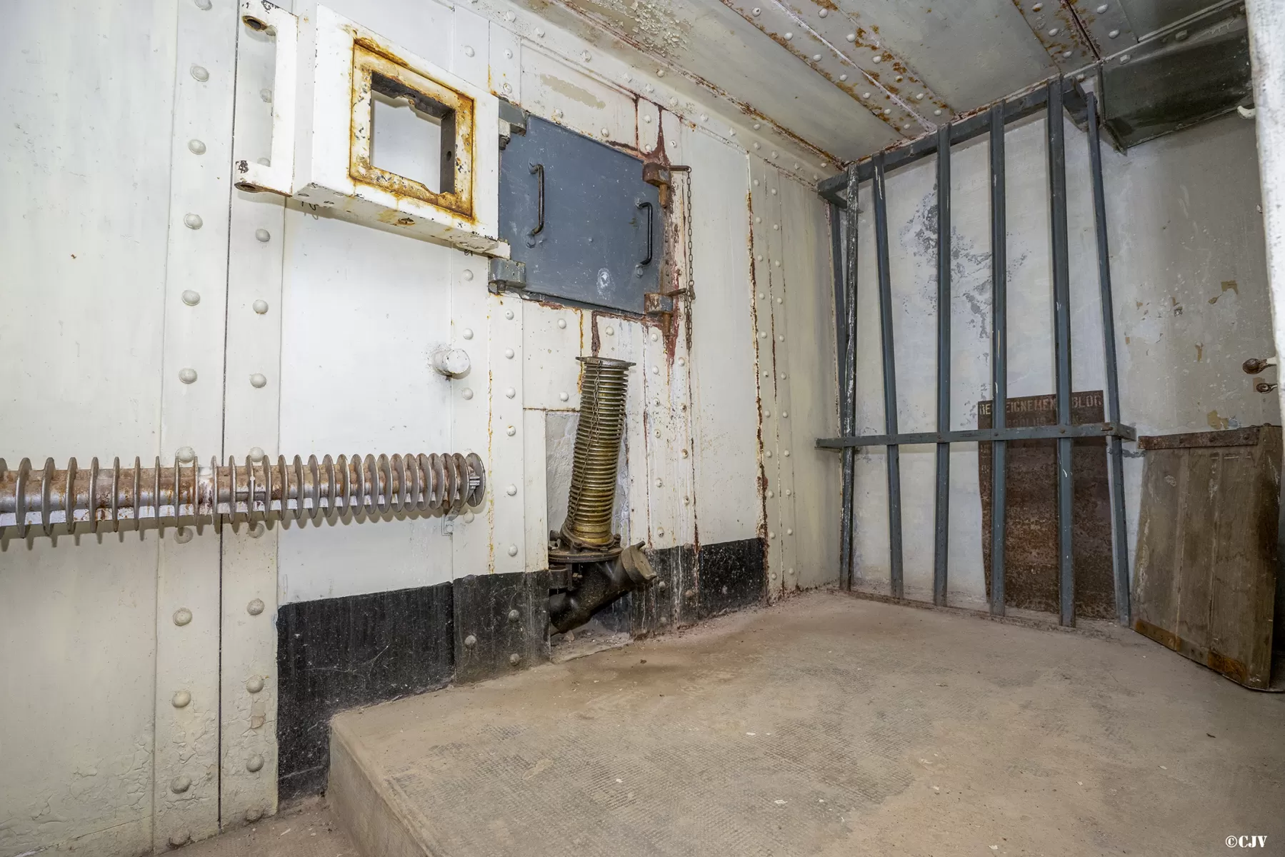 Ligne Maginot - SAINT OURS HAUT (SOH) - (Ouvrage d'artillerie) - Bloc 2
Etage supérieur
Créneau pour JM - Lia VERMEULEN