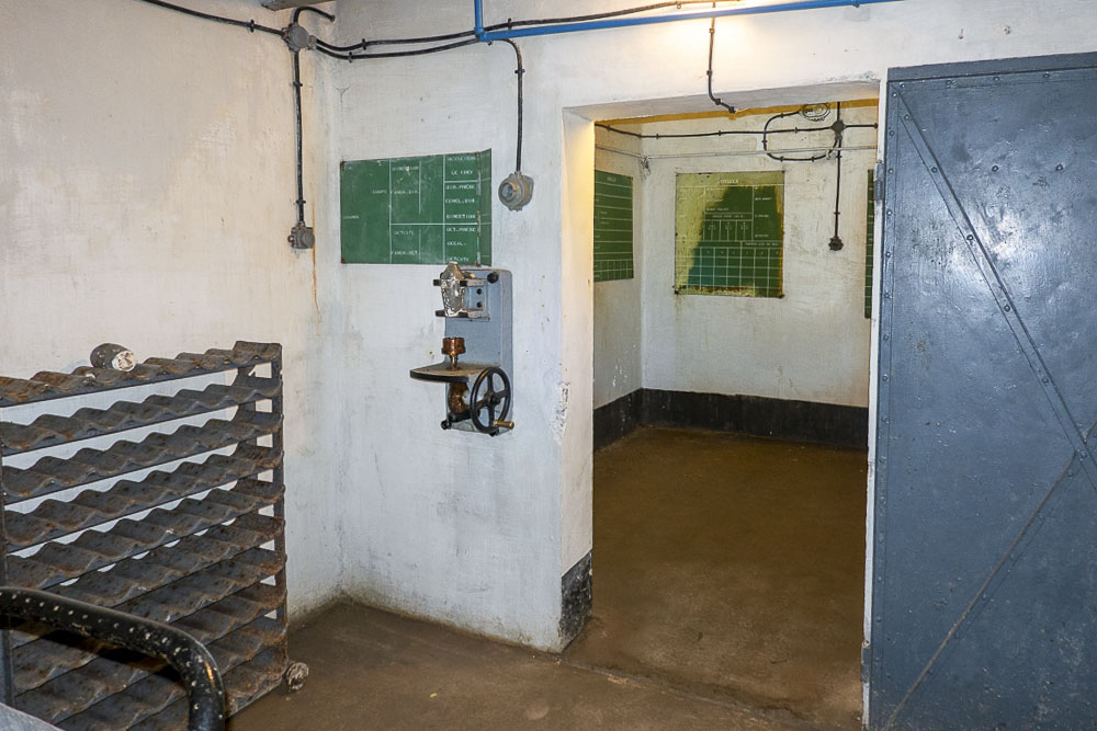 Ligne Maginot - SAINT OURS HAUT (SOH) - (Ouvrage d'artillerie) - Bloc 2
Etage intermédiaire
PC pour les mortiers de 81 vu depuis la chambre de tir du mortier de droite - Michel Teiten