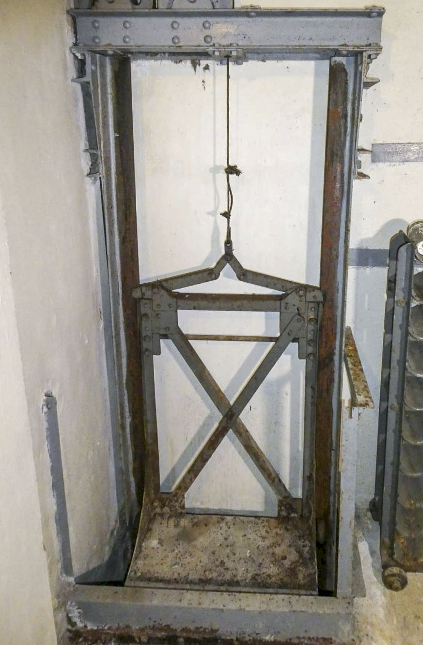 Ligne Maginot - SAINT OURS HAUT (SOH) - (Ouvrage d'artillerie) - Bloc 2  
Monte munitions
Fabrication Simplex - Daniel ELLENA - Philippe CUNY