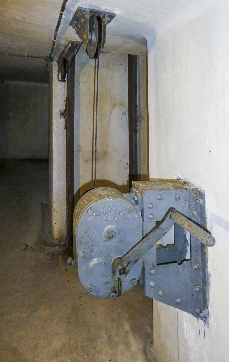 Ligne Maginot - SAINT OURS HAUT (SOH) - (Ouvrage d'artillerie) - Bloc 2  
Monte munitions
Fabrication Simplex - Daniel ELLENA - Philippe CUNY