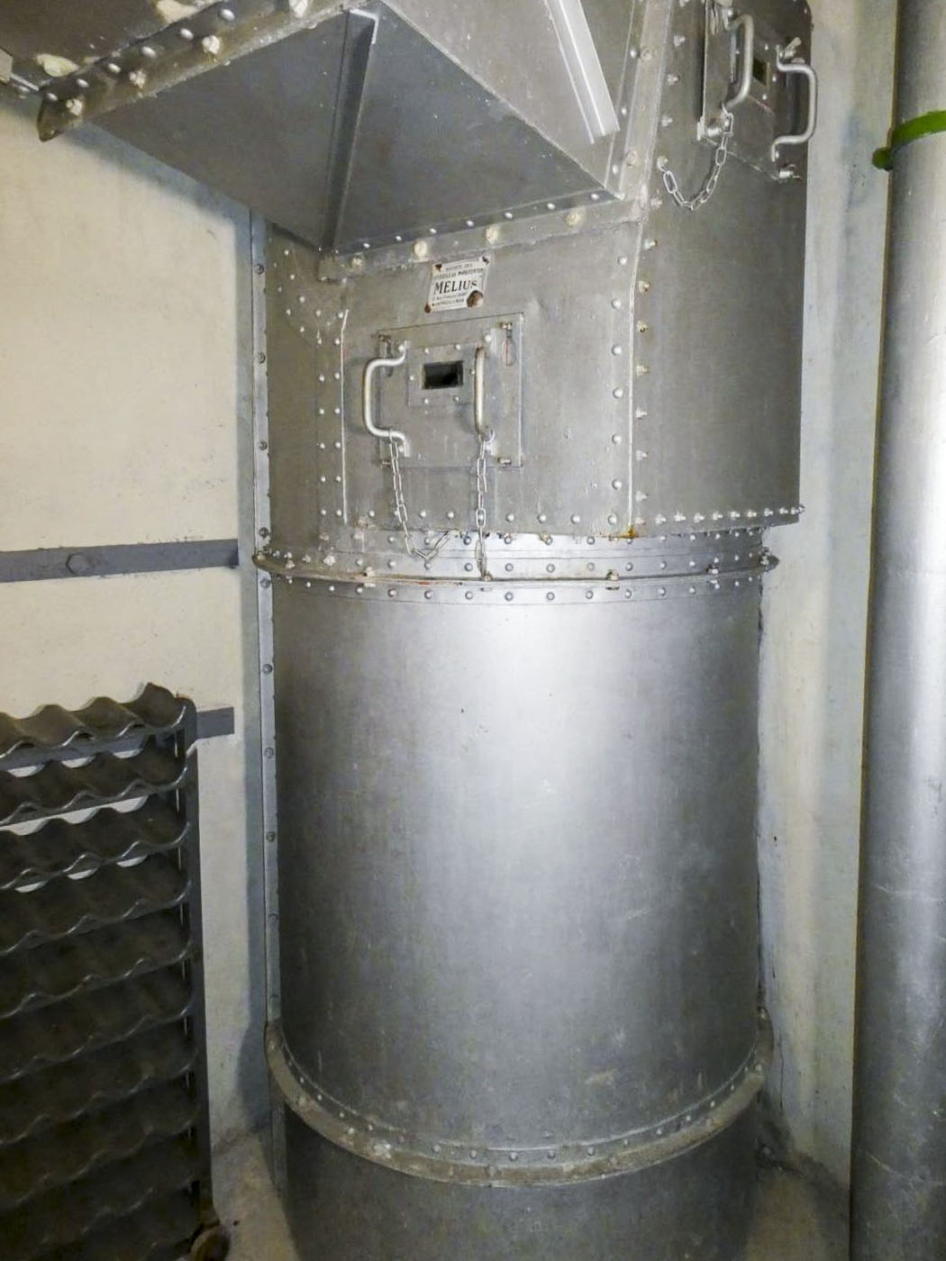Ligne Maginot - SAINT OURS HAUT (SOH) - (Ouvrage d'artillerie) - Bloc 2
Système d'évacuation des douilles de  75
Fabrication Melius - Daniel ELLENA - Philippe CUNY