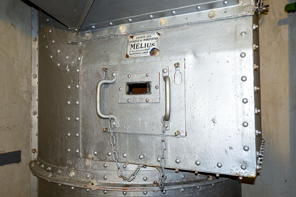 Ligne Maginot - SAINT OURS HAUT (SOH) - (Ouvrage d'artillerie) - Bloc 2
Etage intermédiaire
Système d'évacuation des douilles de 75
Fabrication Melius - Michel Teiten