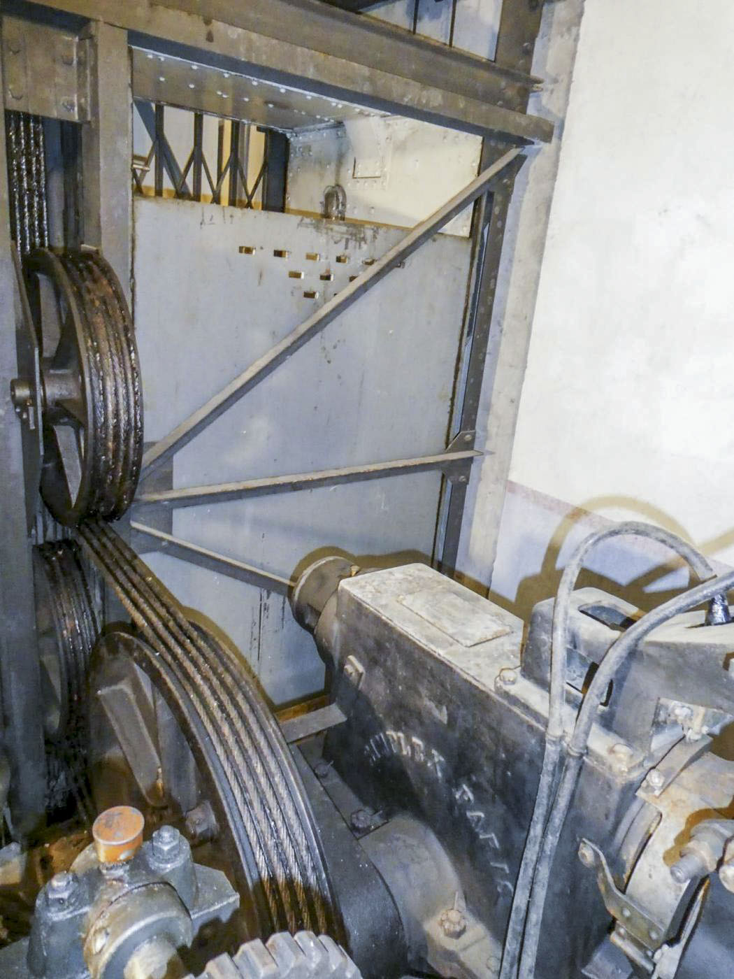 Ligne Maginot - SAINT OURS HAUT (SOH) - (Ouvrage d'artillerie) - Bloc 2  
Le mecanisme de l'ascenseur Simplex - Daniel ELLENA - Philippe CUNY