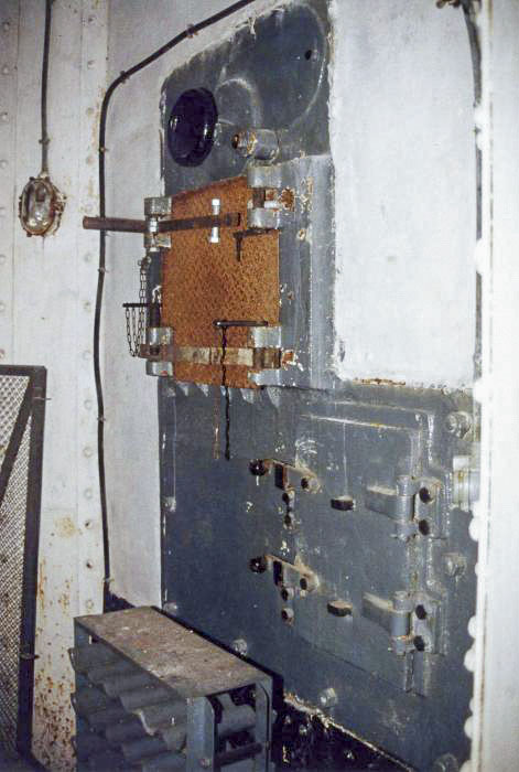 Ligne Maginot - SAINT OURS HAUT (SOH) - (Ouvrage d'artillerie) - Bloc 2
La plaque d'embrasure pour mortier de 50 mm modèle 35 coté intérieur.
L'ouverture munie de son obturateur effaçable en partie haute, le support pour le montage du mortier en partie médiane et, en partie basse sur la droite, la trappe donnant accès à la partie basse de la trémie.