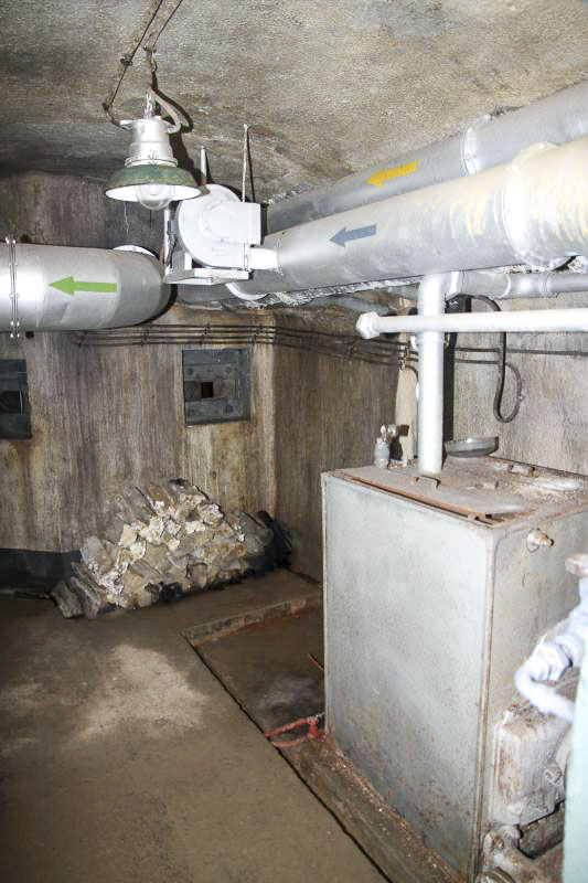 Ligne Maginot - SAINT OURS HAUT (SOH) - (Ouvrage d'artillerie) - A droite, la chaudière de chauffage d'appoint, localisée entre la cuisine et le blockhaus de bas de plan incliné. - JOLAS, Jean-Michel