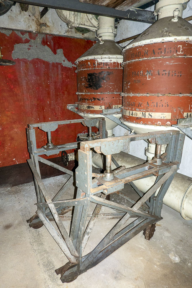 Ligne Maginot - SAINT OURS HAUT (SOH) - (Ouvrage d'artillerie) - Salle des filtres
Chariot pour la manutention et le remplacement d'un filtre - Michel Teiten