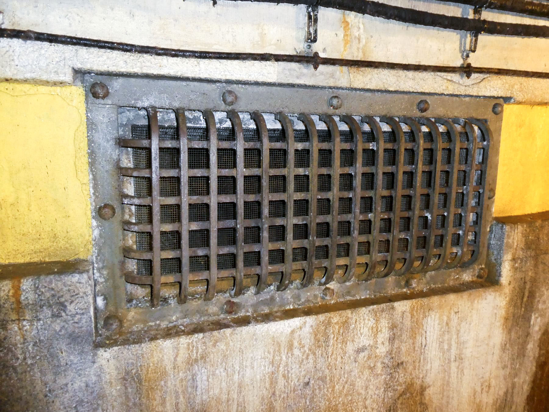 Ligne Maginot - SAINT OURS HAUT (SOH) - (Ouvrage d'artillerie) - Casernement
Grille de prise d'air du bloc 2 dans le couloir principal. - Daniel ELLENA - Philippe CUNY