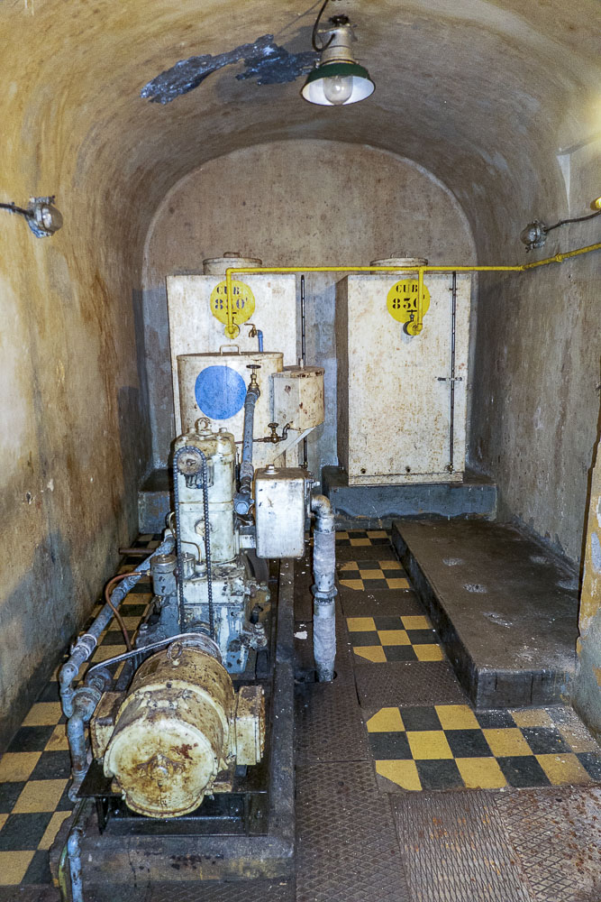 Ligne Maginot - SAINT OURS HAUT (SOH) - (Ouvrage d'artillerie) - Le groupe auxiliaire CLM 1PJ65 assurant l'éclairage de secours de l'usine et le gonflage des bouteilles d'air pour le lancement des groupes électrogènes de l'ouvrage. - Michel Teiten