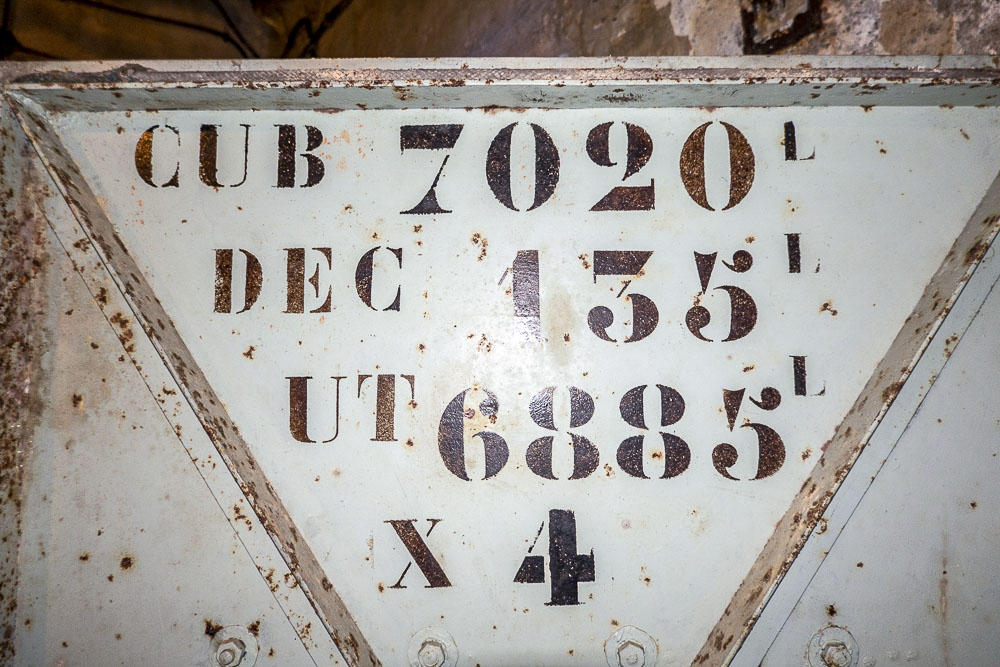 Ligne Maginot - SAINT OURS HAUT (SOH) - (Ouvrage d'artillerie) - Usine électrique
Inscriptions sur la porte du local des citernes à gasoil - Michel Teiten