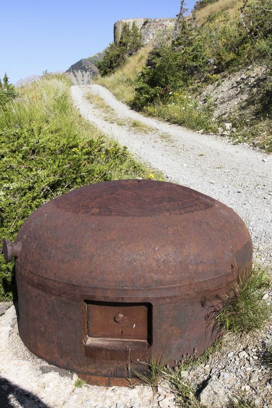 Ligne Maginot - SAINT OURS HAUT (SOH) - (Ouvrage d'artillerie) - Bloc 4.
La piste passe juste contre le bloc. En arrière, le bloc 2 - JOLAS, Jean-Michel