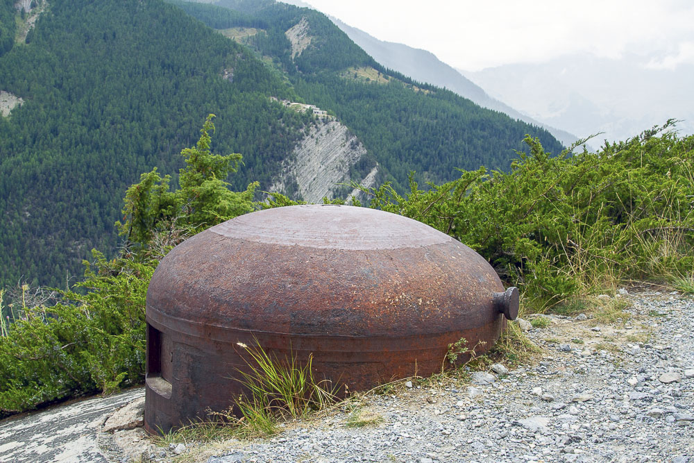 Ligne Maginot - SAINT OURS HAUT (SOH) - (Ouvrage d'artillerie) - Bloc 4
Derrière la cloche GFM on aperçoit, sur sa falaise, l'ouvrage de Roche La Croix - Michel Teiten