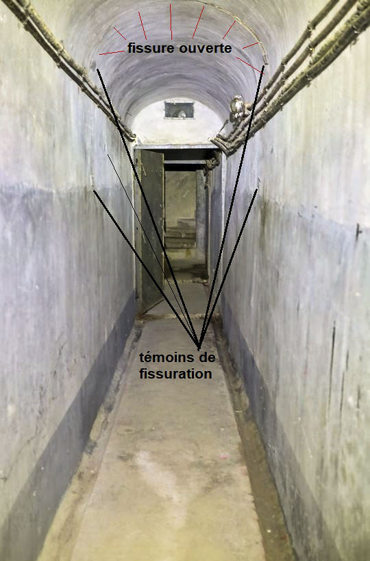 Ligne Maginot - SAINT OURS HAUT (SOH) - (Ouvrage d'artillerie) - Bloc 4
Zone de fissuration ouverte en pied de bloc, dû au basculement de terrain - JOLAS, Jean-Michel