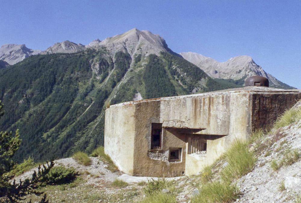 Ligne Maginot - SAINT OURS HAUT (SOH) - (Ouvrage d'artillerie) - Bloc 5
Chambre de tir pour JM vers le chemin de Viraysse. - LAMBERT Pascal