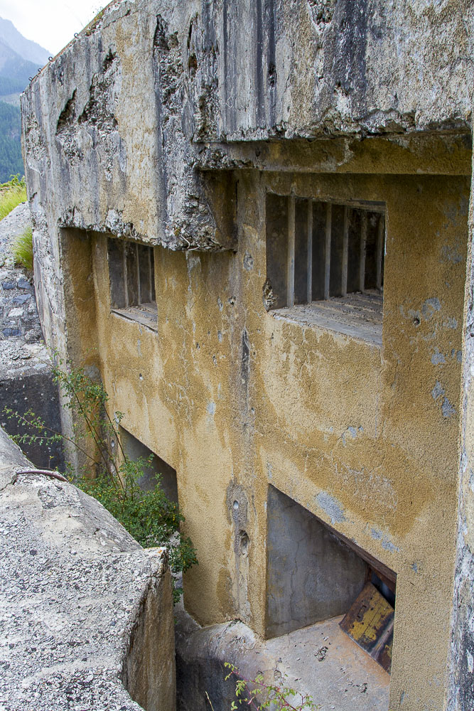 Ligne Maginot - SAINT OURS HAUT (SOH) - (Ouvrage d'artillerie) - Bloc 5
Chambre de tir principale avec les deux créneaux pour mortier de 81 à l'étage inférieur et les créneaux pour JM à l'étage supérieur - Michel Teiten
