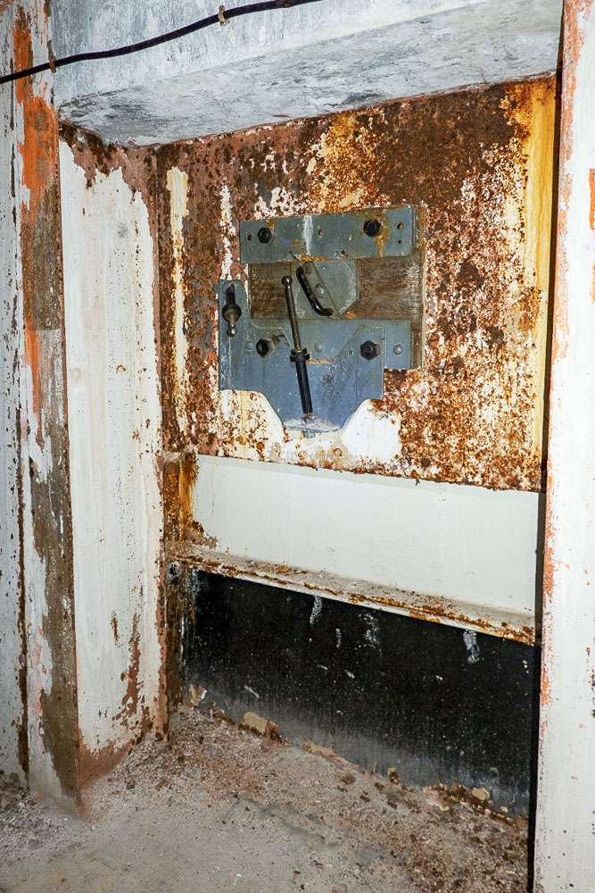 Ligne Maginot - SAINT OURS HAUT (SOH) - (Ouvrage d'artillerie) - Bloc 5
Etage supérieur
Créneau FM couvrant la chambre de tir des mortiers de 81 - Michel Teiten