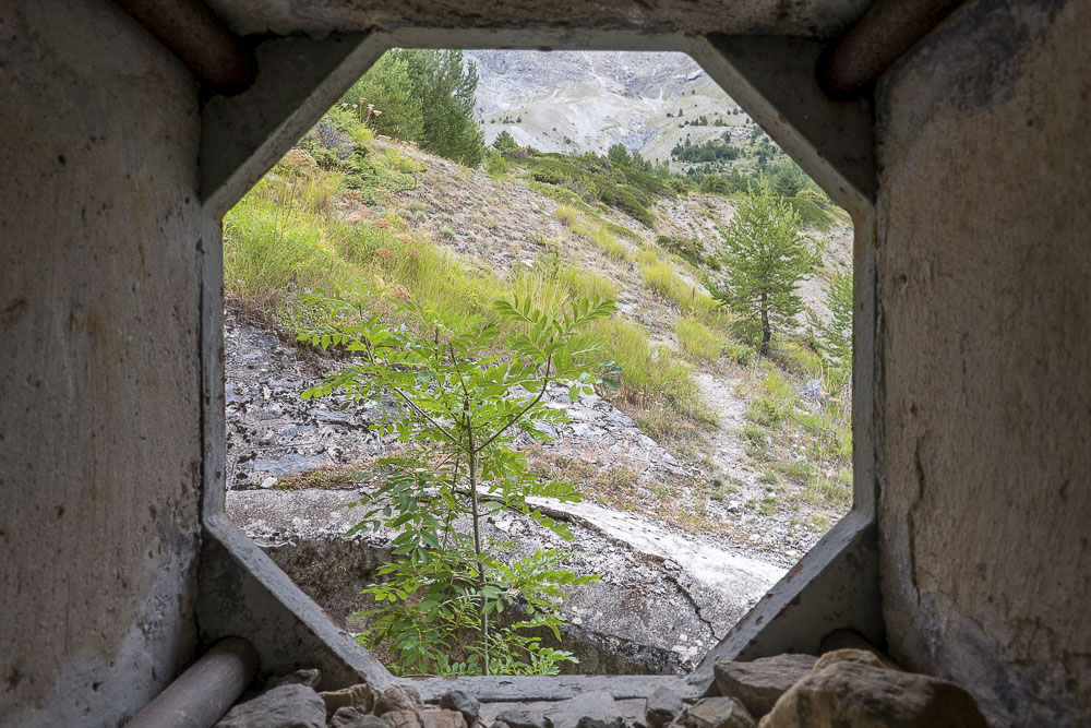 Ligne Maginot - SAINT OURS HAUT (SOH) - (Ouvrage d'artillerie) - Bloc 5
Etage supérieur
Vue à travers le créneau FM couvrant la chambre de tir JM simple - Michel Teiten