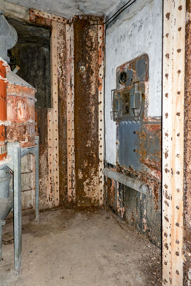 Ligne Maginot - SAINT OURS HAUT (SOH) - (Ouvrage d'artillerie) - Bloc 5
Etage intermédaire
De gauche à droite : filtres, échelle menant à la sortie de secours, créneau pour mortier de 50 - Michel Teiten