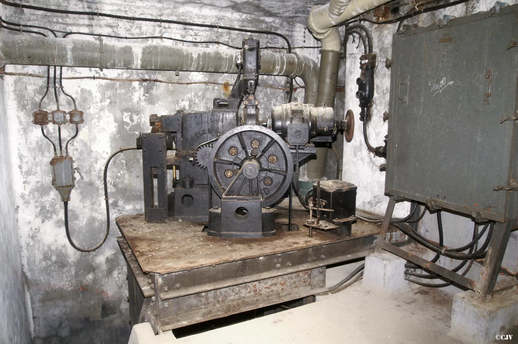 Ligne Maginot - SAINT OURS HAUT (SOH) - (Ouvrage d'artillerie) - Bloc 5
Le mécanisme du monte-charge Simplex - Lia VERMEULEN