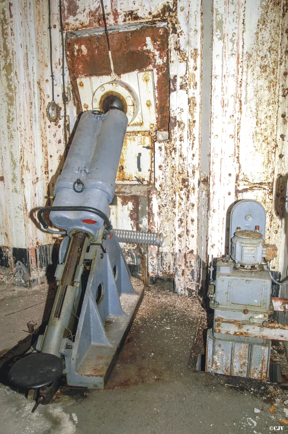 Ligne Maginot - SAINT OURS HAUT (SOH) - (Ouvrage d'artillerie) - Bloc 5
Etage intermédiaire
Mortier de 81 de gauche - Lia VERMEULEN