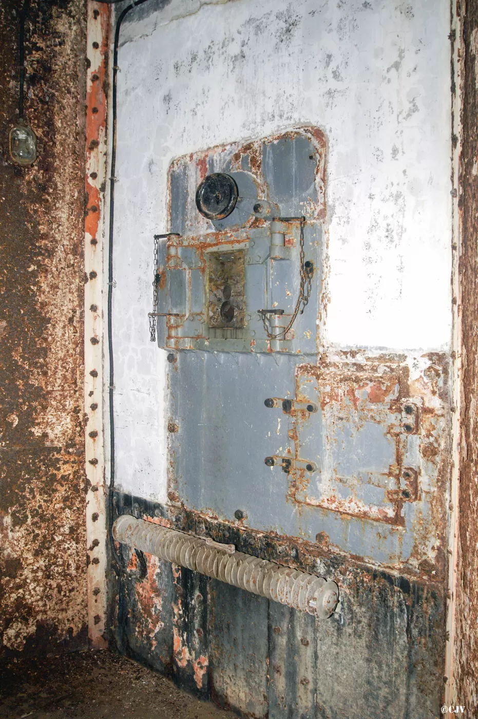 Ligne Maginot - SAINT OURS HAUT (SOH) - (Ouvrage d'artillerie) - Bloc 5
Etage intermédiaire
Créneau pour mortier de 50 - Lia VERMEULEN