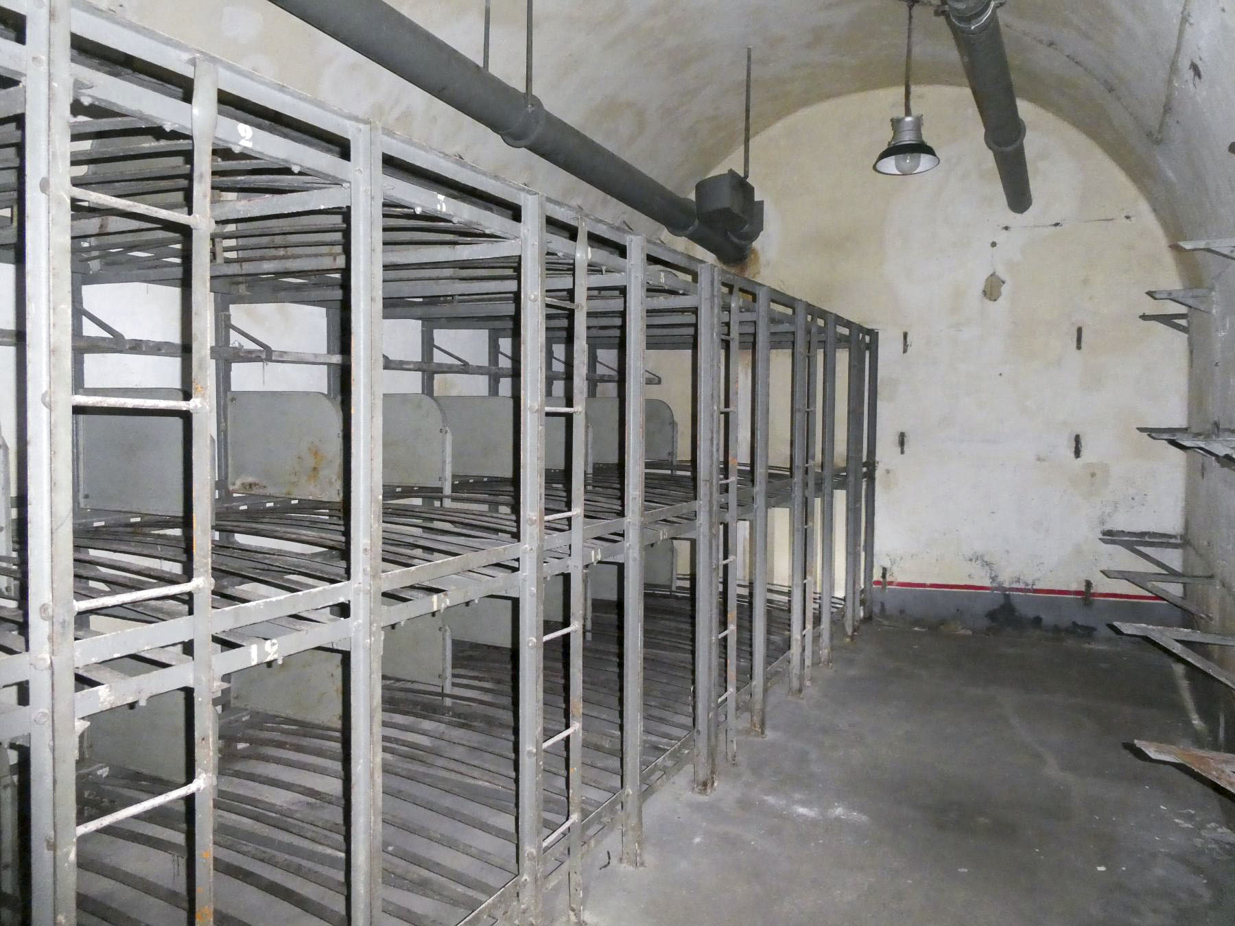 Ligne Maginot - SAINT OURS HAUT (SOH) - (Ouvrage d'artillerie) - Casernement
Chambrée pour la troupe - Daniel ELLENA - Philippe CUNY