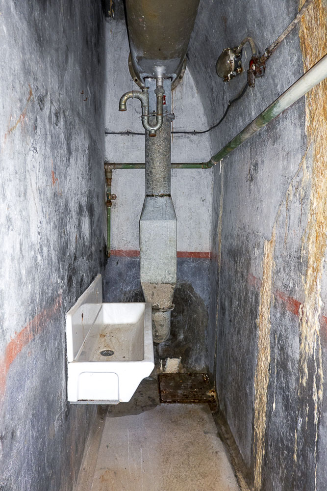 Ligne Maginot - SAINT OURS HAUT (SOH) - (Ouvrage d'artillerie) - Casernement
Lavabos des officiers - Michel Teiten