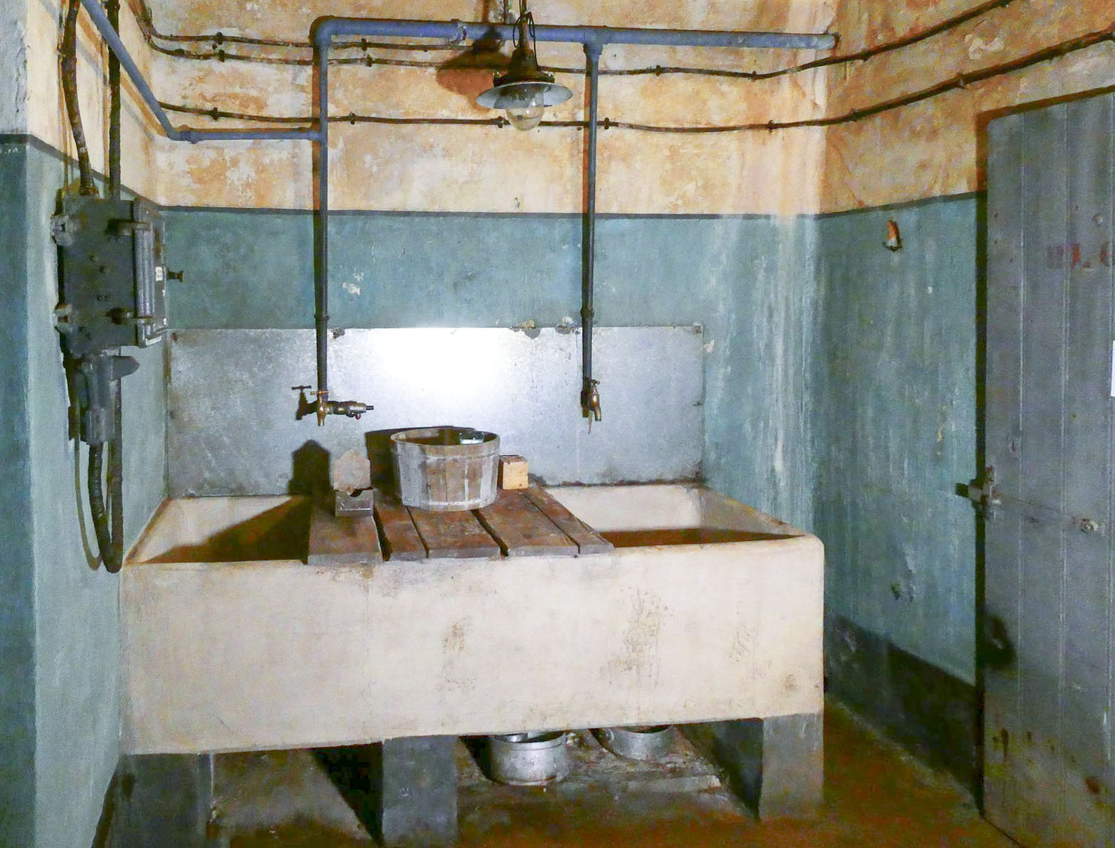 Ligne Maginot - SAINT OURS HAUT (SOH) - (Ouvrage d'artillerie) - La cuisine: 
Evier pour le lavage des ustensiles - Daniel ELLENA - Philippe CUNY