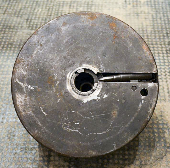 Ligne Maginot - Chargeur pour mitrailleuse Reibel MAC 31 - Vue arrière du chargeur de 149 cartouches de 7,5 pour mitrailleuse. 
Noter la présence de la cartouche factice indiquant le sens de chargement