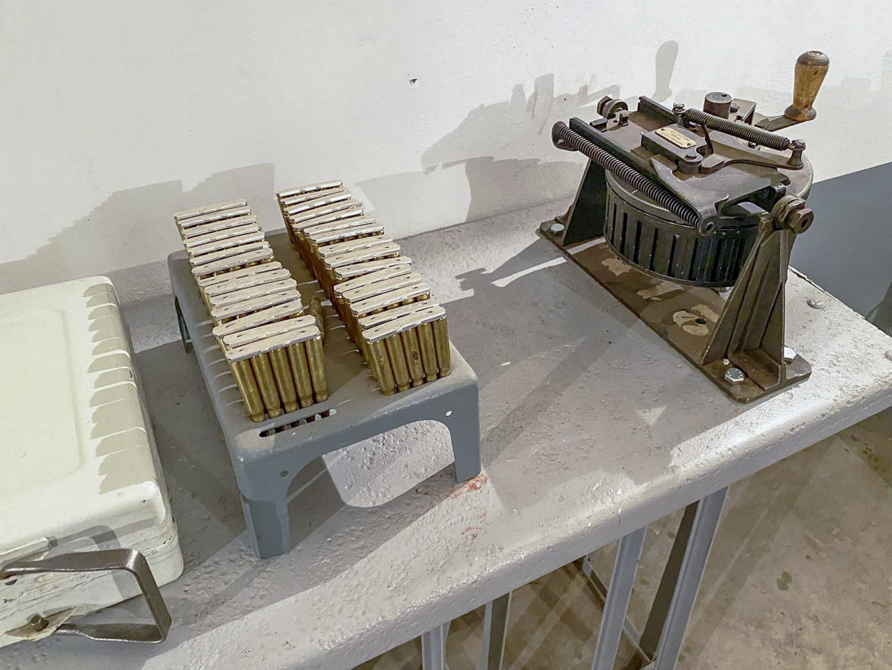 Ligne Maginot - Jumelage de mitrailleuse Reibel MAC 31 - Dispositif permettant d'approvisionner les chargeurs pour mitrailleuses Reibel MAC 31.
De D à D : Caisse de munitions, plateau support et dispositif de chargement