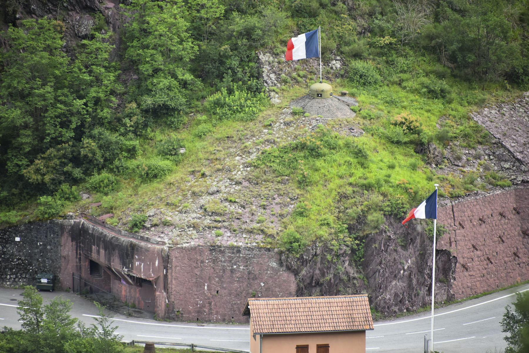 Ligne Maginot - FRESSINEA (FA) - (Ouvrage d'infanterie) - Le bloc 2 vu depuis le sentier d'Abeliera qui grimpe en rive droite de la Tinée - Jean FERAUD