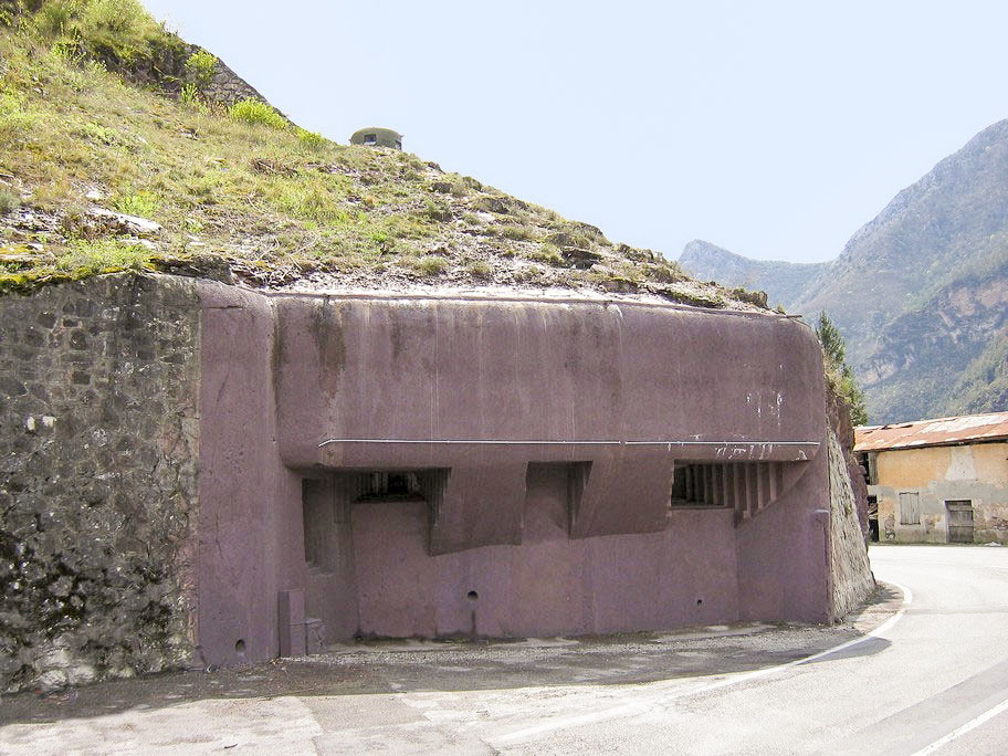 Ligne Maginot - FRESSINEA (FA) - (Ouvrage d'infanterie) - Façade avant du bloc 3.
Au dessus, cloche GFM du bloc 2. - FORNERIS Serge
