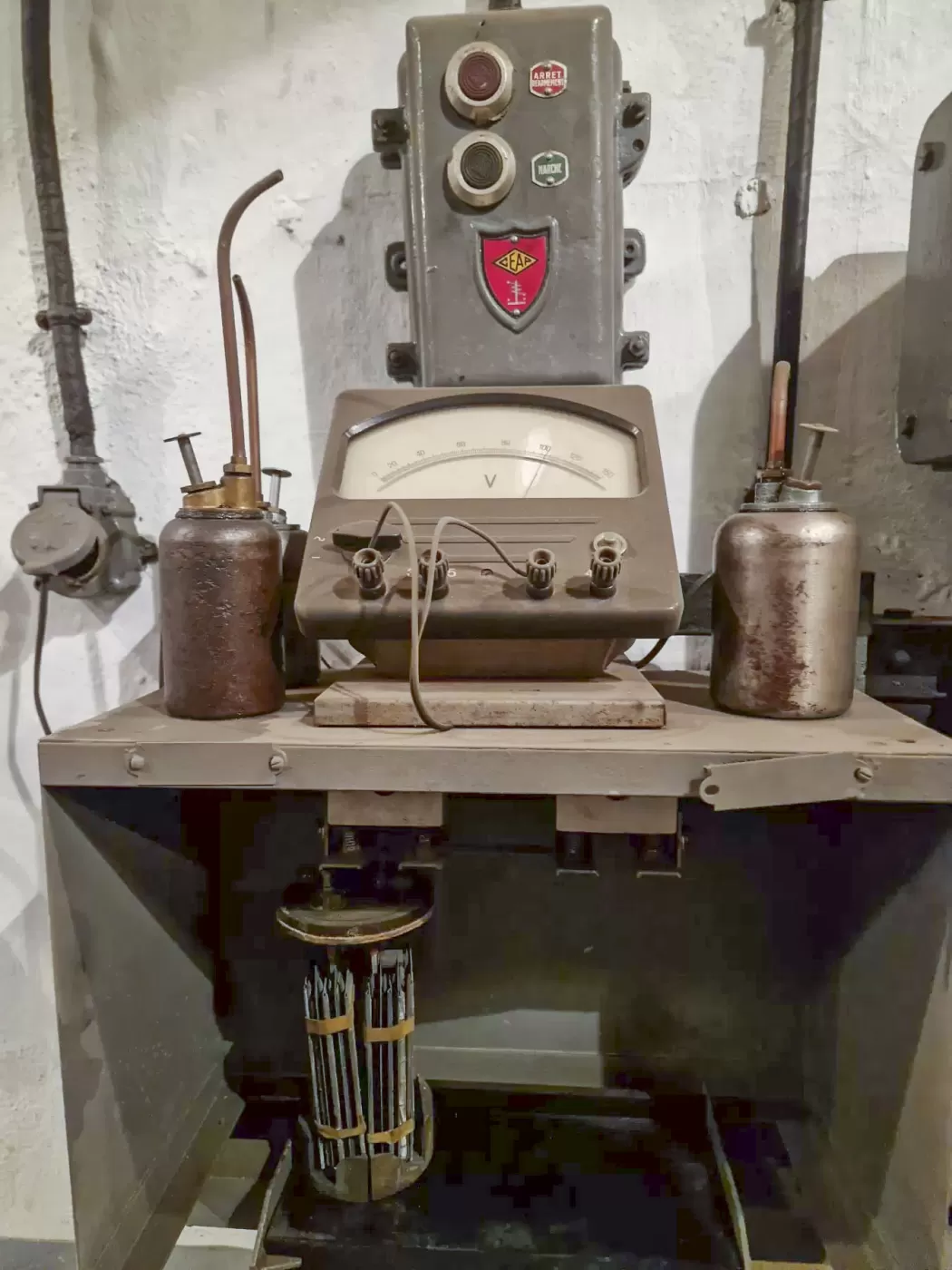 Ligne Maginot - FRESSINEA (FA) - (Ouvrage d'infanterie) - Lampe de secours à batterie, chargement. - ELLENA Daniel - CUNY Philippe