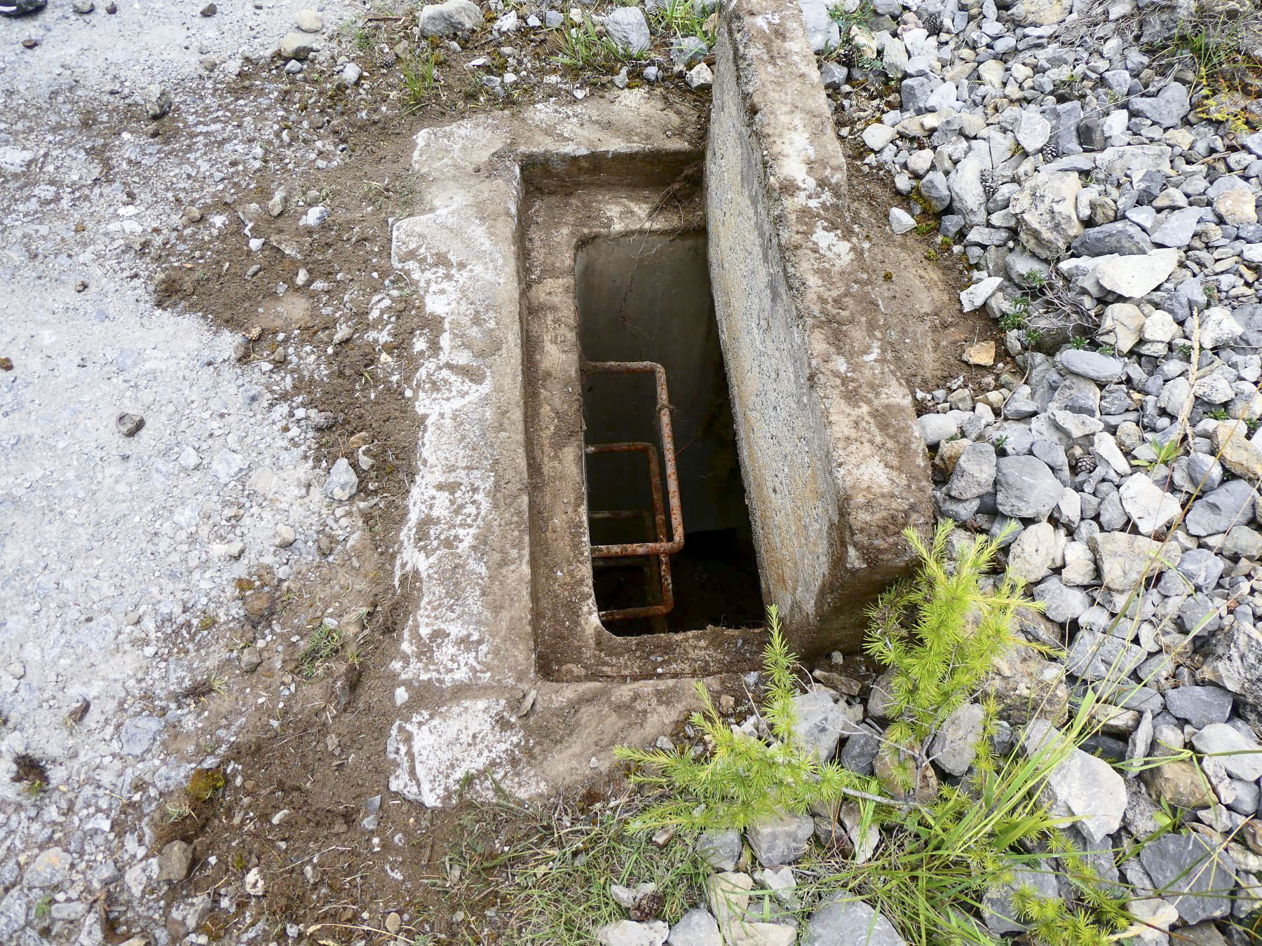Ligne Maginot - SAINT OURS HAUT (STATION DE POMPAGE) - (Divers) - Une des vannes de coupure et de vidange, située entre le captage et l'ouvrage. - Daniel ELLENA - Philippe CUNY