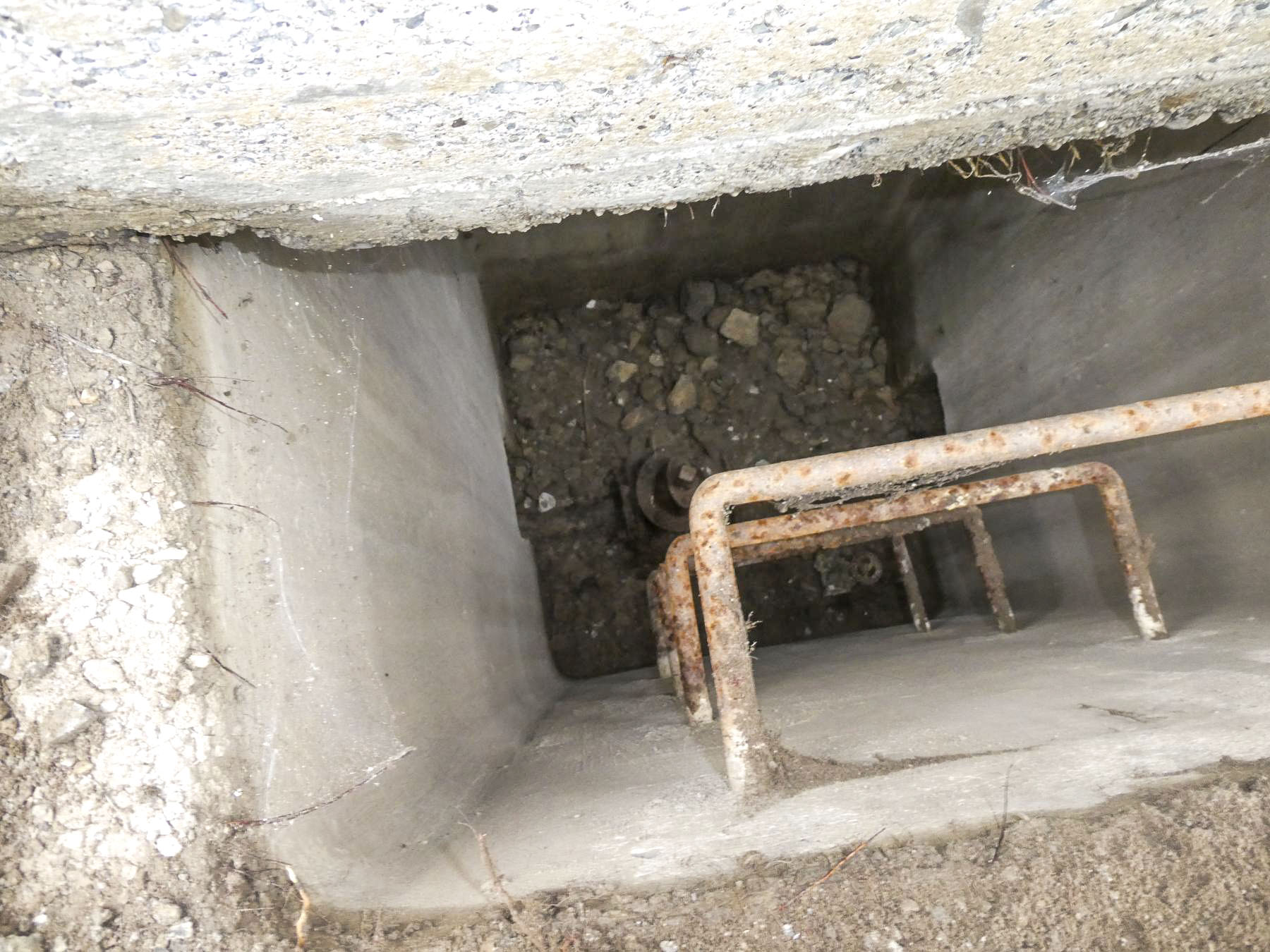 Ligne Maginot - SAINT OURS HAUT (STATION DE POMPAGE) - (Divers) - Une des vannes de coupure et de vidange, située entre le captage et l'ouvrage. - Daniel ELLENA - Philippe CUNY