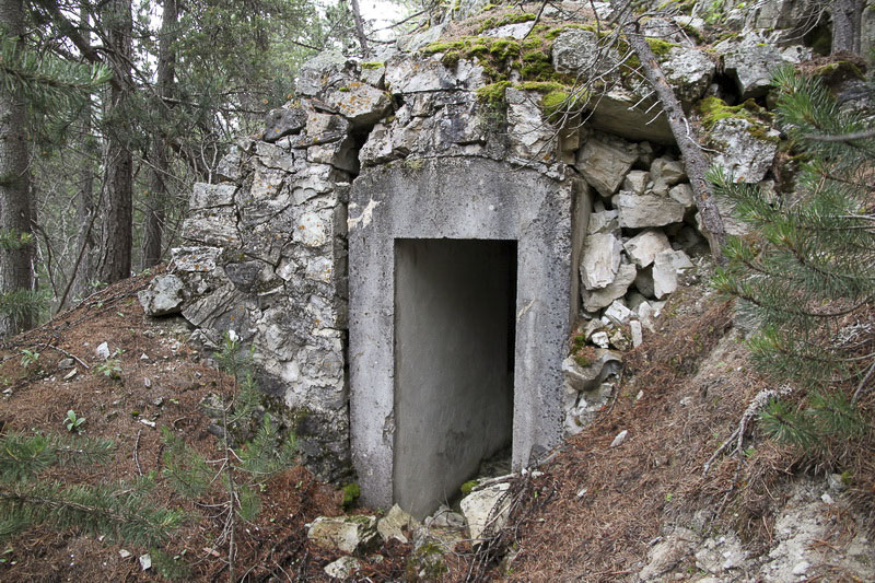 Ligne Maginot - LE CHATEAU - COTE 1655 - (Blockhaus pour arme infanterie) - Vue de l'entrée - Alain Perouffe
