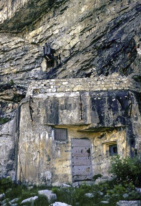 Ligne Maginot - LES AITTES - (Ouvrage d'infanterie) - Le bloc 1 (entrée)
Remarquer les cheminées dans la paroi au-dessus - Alain LOVINY