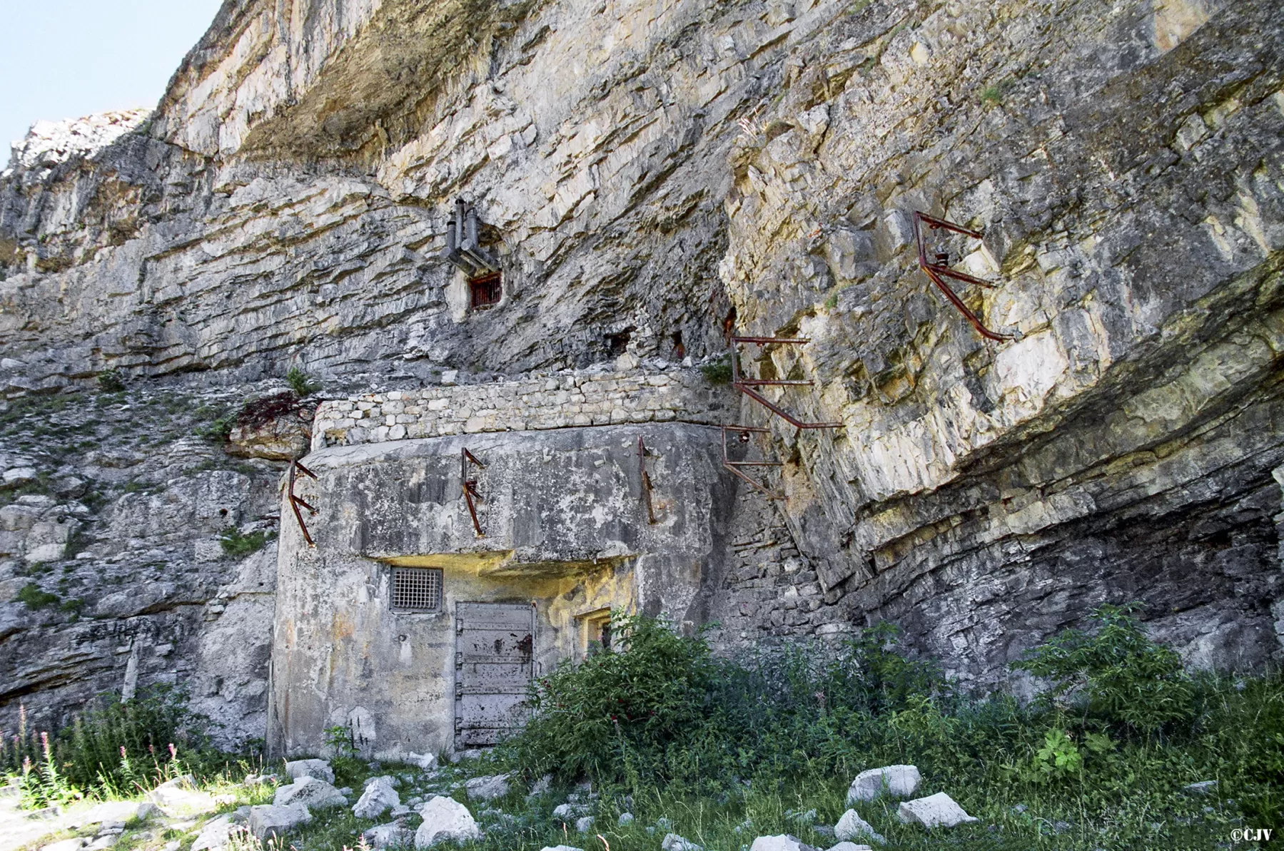 Ligne Maginot - LES AITTES - (Ouvrage d'infanterie) - Bloc 1
Les supports d'antenne radio sont également sur la paroi rocheuse - Lia VERMEULEN