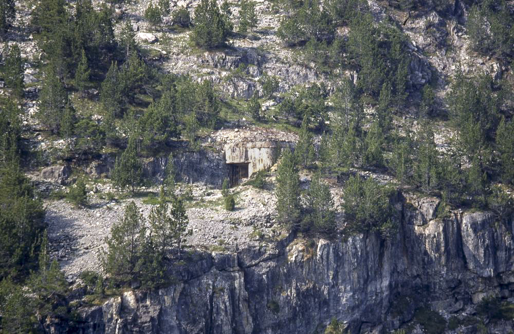 Ligne Maginot - LES AITTES - (Ouvrage d'infanterie) - Bloc 2
Vu de l'autre côté du vallon. - J-M. JOLAS