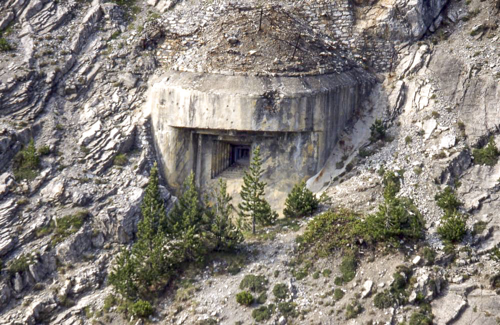 Ligne Maginot - LES AITTES - (Ouvrage d'infanterie) - Bloc 3 
Vu de l'autre côté du vallon. Noter les restes de peinture de camouflage. - J-M. JOLAS